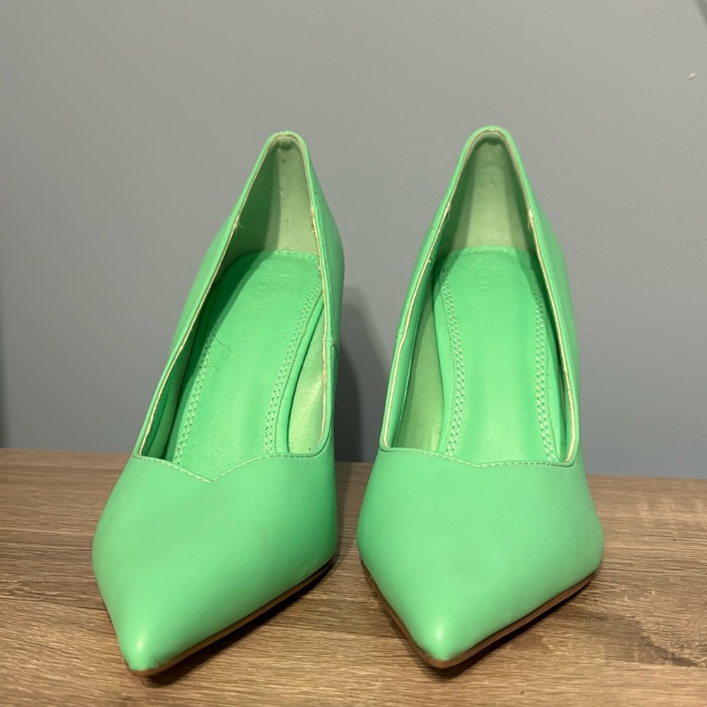 Bright turquoise pumps